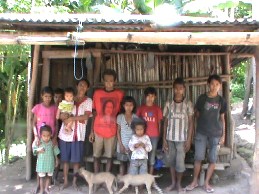 Barnabas Kase bersama istri dan anak-anaknya. (foto: Lius Salu/BN)