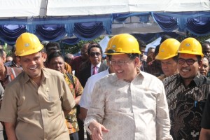 Ketua DPD RI Irman Gusman (Tengah) saat melakukan peletakan batu pertama pembangunan gedung aspirasi rakyat di Kupang. (Ist)