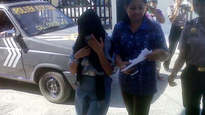 Siswi SMAN di Kota Kupang mengenakan penutup muka saat turun dari mobil Patroli Polsek Kelapa Lima. Rabu (3/6/2015). (Dok. Pos Kupang)
