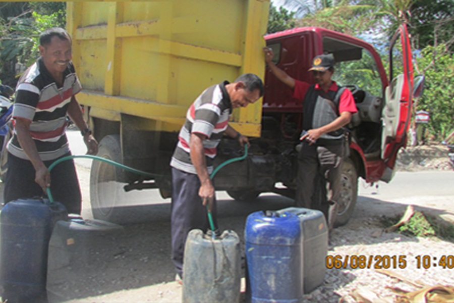 Edison Sau sedang menyedot BBM dari Mobil Dinas Pengangkut Sampah milik BLH Kabupaten Rote Ndao. (Foto: Arkhimes Molle/BN)