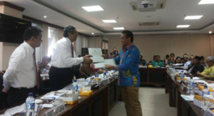 Adrianus Garu saat menyerahkan bundelan program prioritas NTT. (Ist)