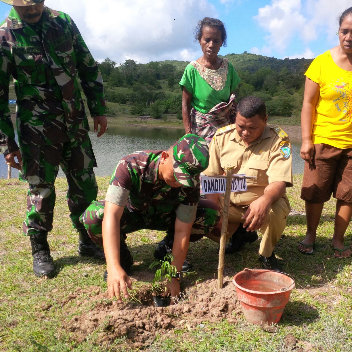 Penanaman bibit sengon dan mahoni. (Lius Salu/BN)