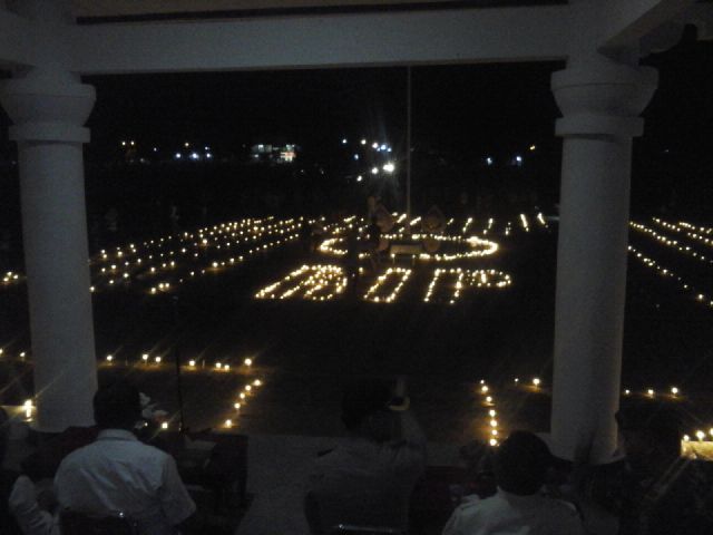 Aksi seribu lilin di halaman kantor Bupati TTU. (Lius Salu/BN)