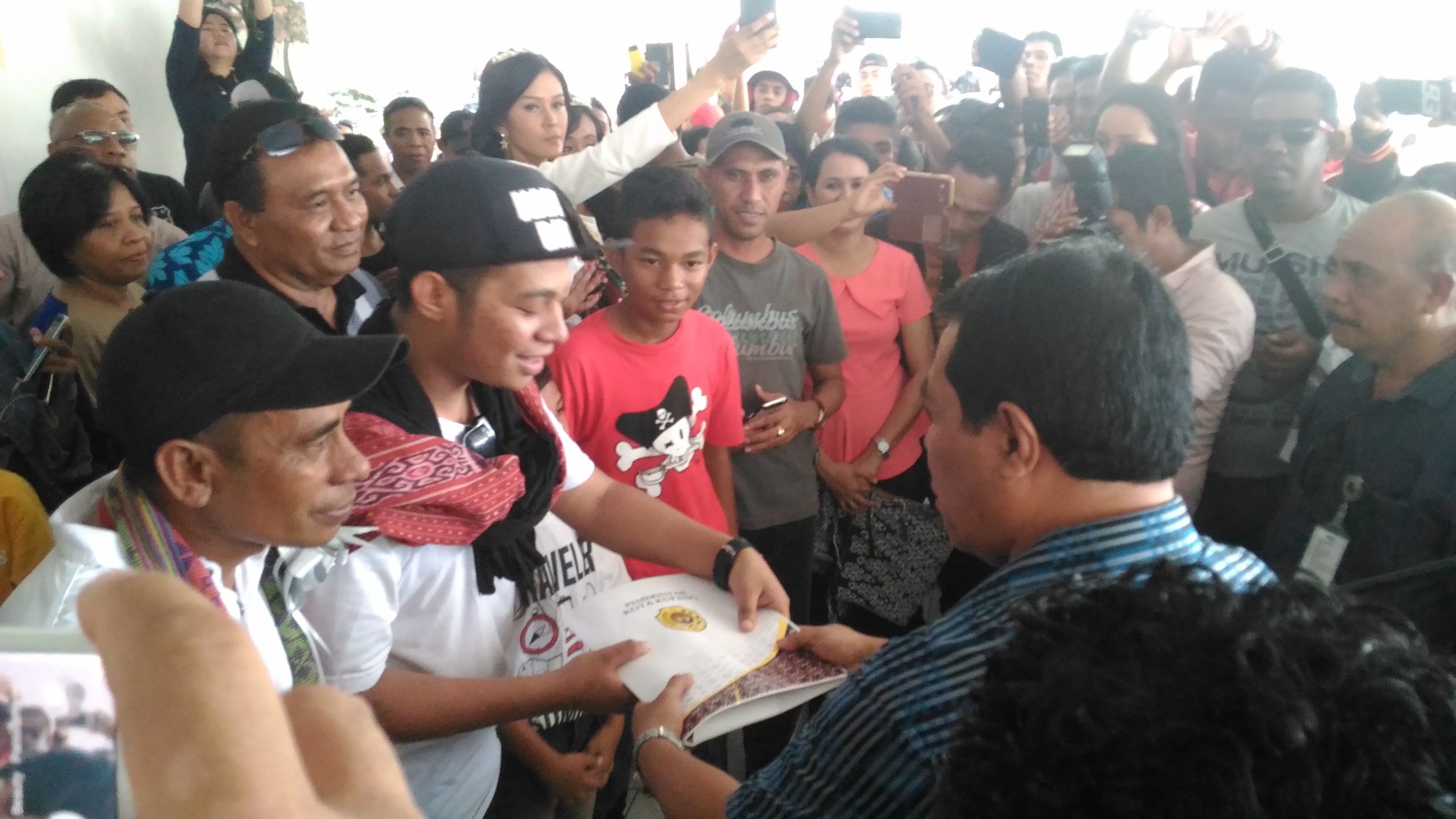 Sekda kota Kupang saat memberikan bingkisan untuk Mario Klau. (Ist)