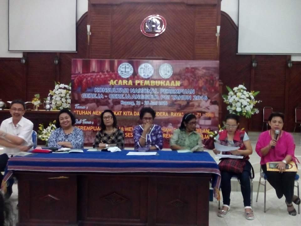 Ketua Sinode GMIT bersama panitia ketika memberikan keterangan pers terkait kegiatan Konsultasi Nasional Perempuan, Senin (20/6/2016). (Pit/BN)