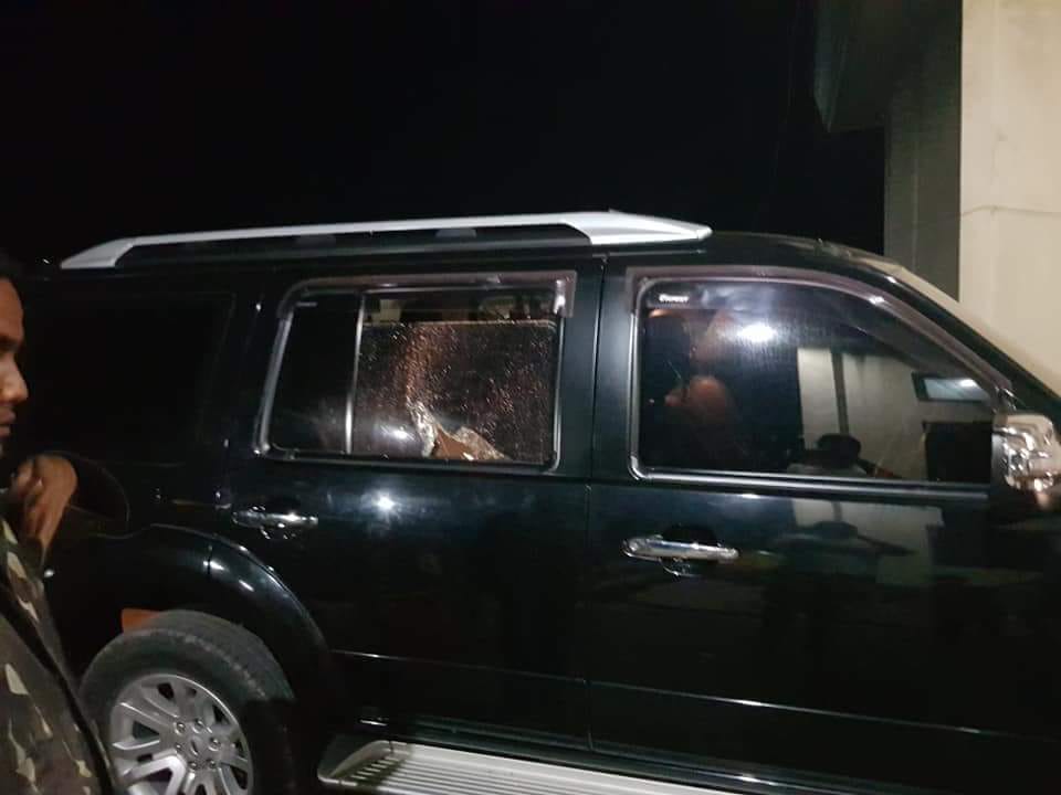Kondisi kaca samping mobil Bupati Sumba Tengah. (Ist)