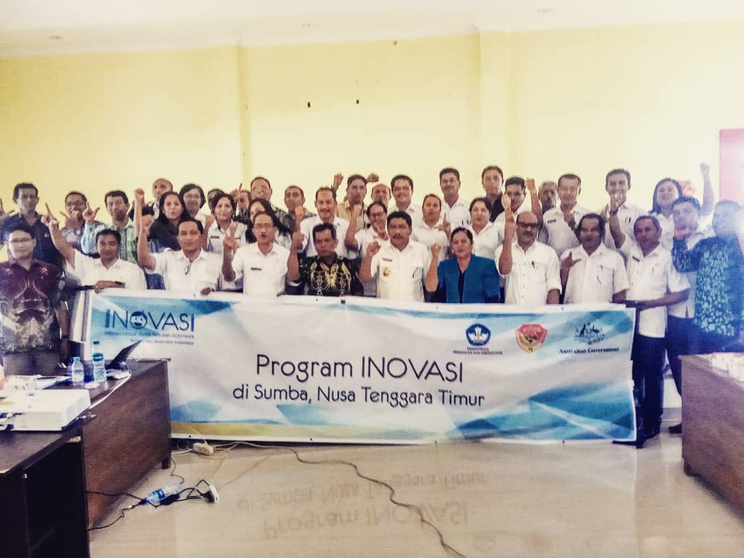 Para peserta Konsultasi Publik Hasil Analisis APBD Fungsi Pendidikan Sumba Timur berfoto bersama setelah kegiatan. Hadir dalam kegiatan tersebut bapak Wakil Bupati Sumba Timur, Sekretaris Kepala Dinas Pendidikan Sumba Timur beserta jajarannya, anggota DPRD dan Bappeda (17-18 July2018)
