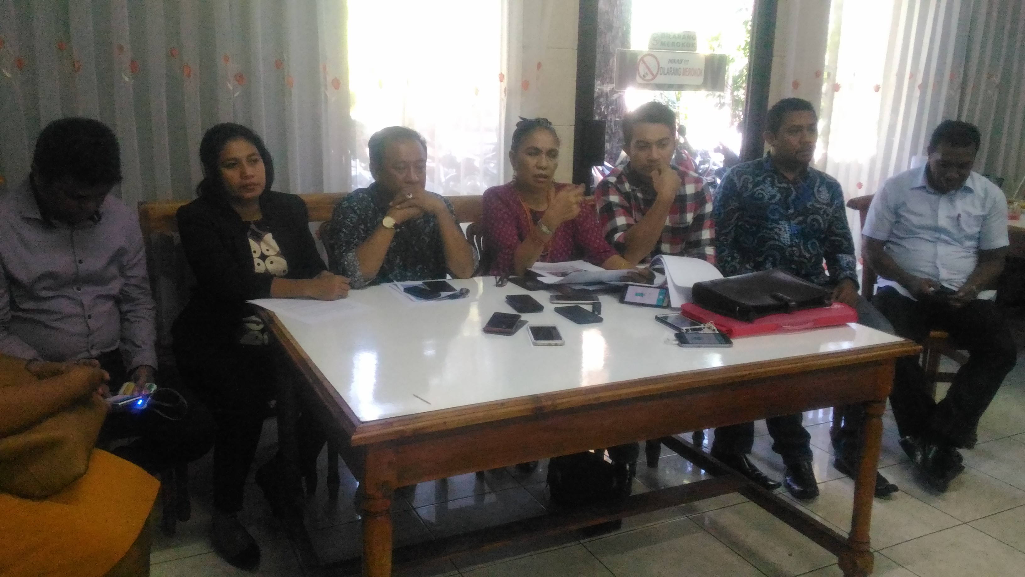 Kudji Herewila Cs didampingi Kuasa Hukum Jhoni Rihi dan Tim, saat memberikan keterangan pers, Kamis (10/8/2018). (Ist)