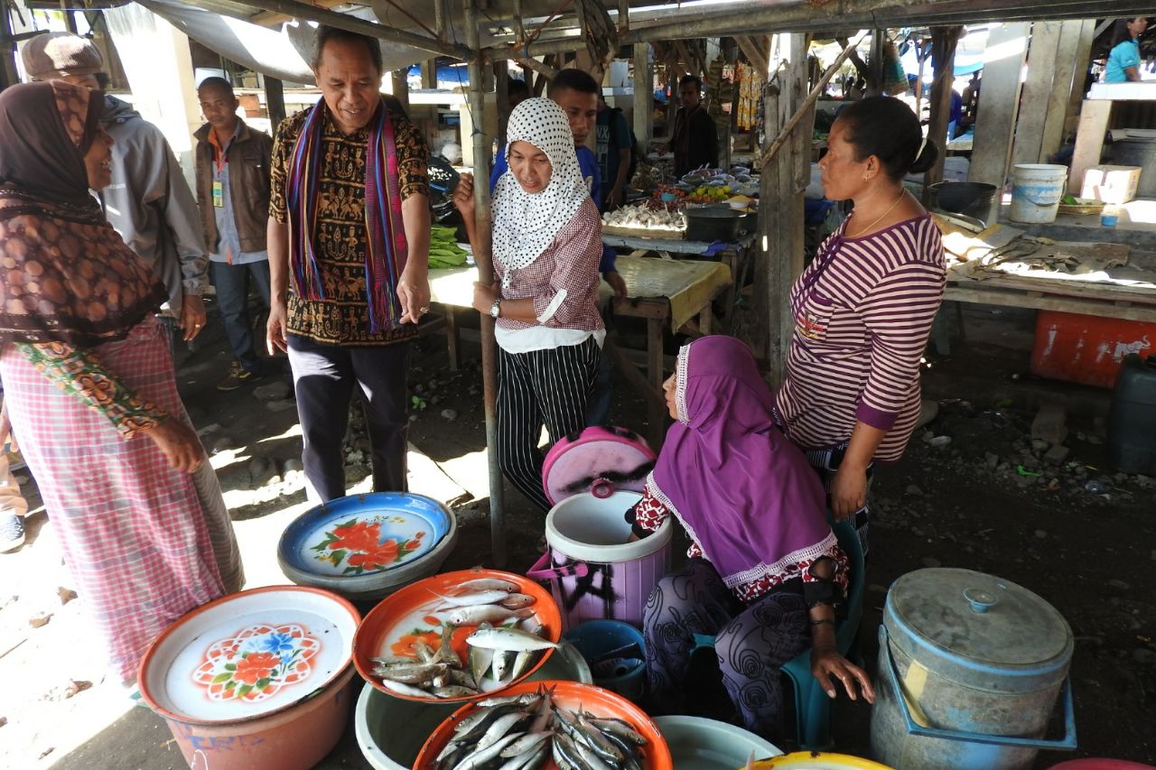 BKH saat melakukan blusukan ke pasar Pada  kabupaten Lembata. (Ist)
