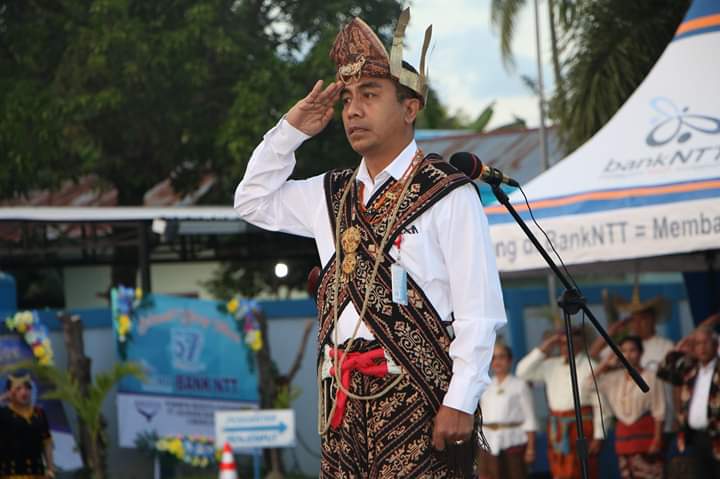 Direktur Utama Bank NTT saat memimpin upacara peringatan HUT ke 57 Bank NTT. (Ist)