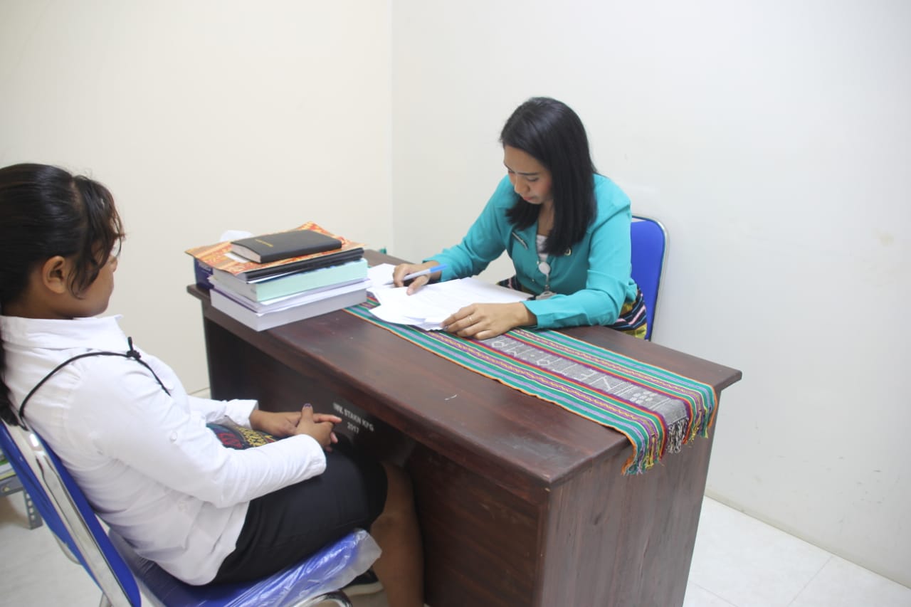 Salah satu Dosen STAKN Kupang melakukan wawancara terhadap calon mahasiswa. (Ist)